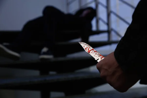 Homme Avec Couteau Sanglant Une Personne Inconsciente Dans Les Escaliers — Photo