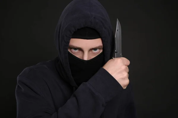 Man Mask Med Kniv Svart Bakgrund Farlig Brottsling — Stockfoto