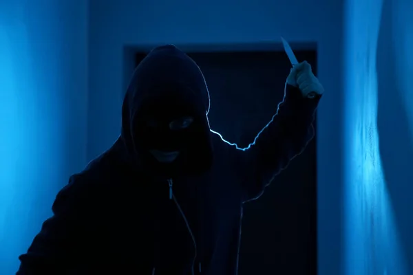 Homem Com Faca Quarto Escuro Criminoso Perigoso — Fotografia de Stock