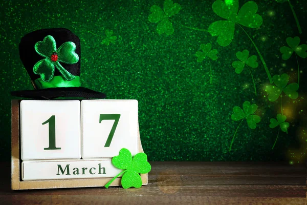 Black Leprechaun Hat Clover Leaf Wooden Block Calendar Table Space — Stock Photo, Image