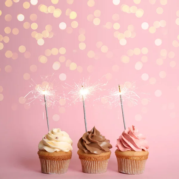 Cupcakes Cumpleaños Con Bengalas Sobre Fondo Rosa —  Fotos de Stock