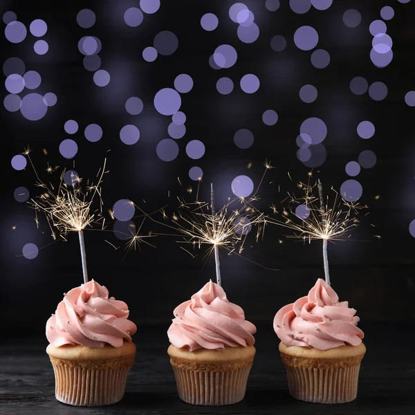 Geburtstags Cupcakes Mit Wunderkerzen Auf Holztisch Vor Dunklem Hintergrund — Stockfoto