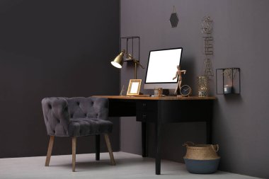 Modern bilgisayar şık ofis içi masamızda.