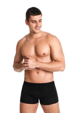 Beyaz arka planda seksi vücutlu bir adam.