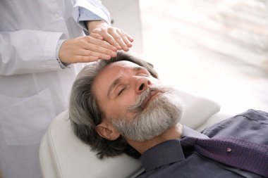 Psikoterapist ve hasta ofisinde. Hipnoterapi seansı