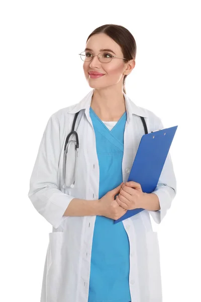 白い背景にクリップボードを持つ医師の肖像画 — ストック写真