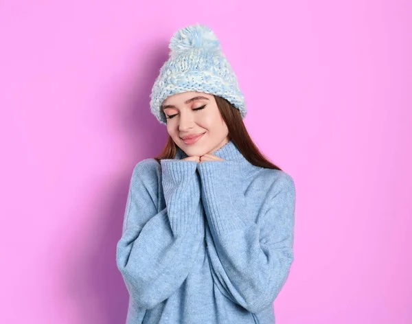 穿着保暖毛衣头戴粉色背景帽子的年轻女子 — 图库照片