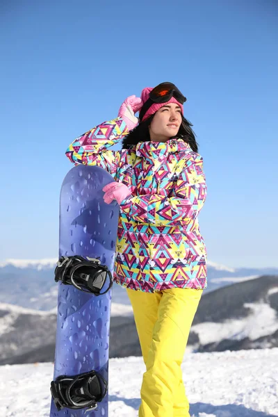 Молода Жінка Сноубордом Відкритому Повітрі Зимові Канікули — стокове фото
