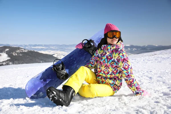 Jeune Femme Avec Snowboard Sur Colline Vacances Hiver — Photo