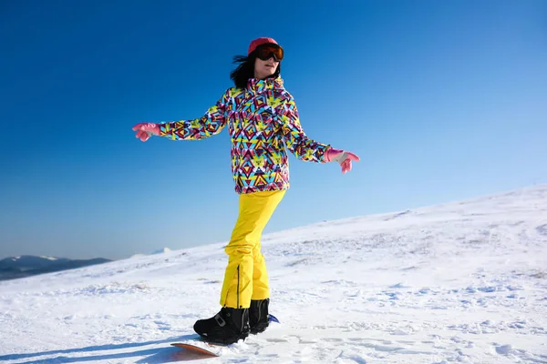 Młoda Kobieta Snowboarding Wzgórzu Zimowe Wakacje — Zdjęcie stockowe