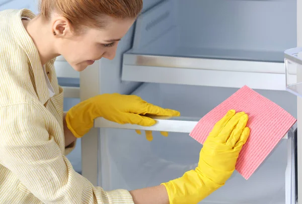 Mujer Con Guantes Goma Limpiando Nevera Vacía Con Trapo Casa — Foto de Stock