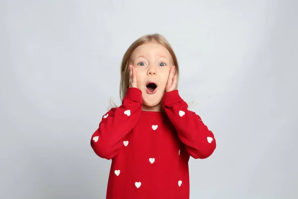 Porträt Des Süßen Emotionalen Kleinen Mädchens Auf Hellgrauem Hintergrund — Stockfoto