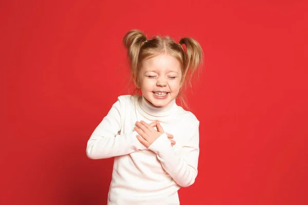 Portrait Mignonne Petite Fille Sur Fond Rouge — Photo