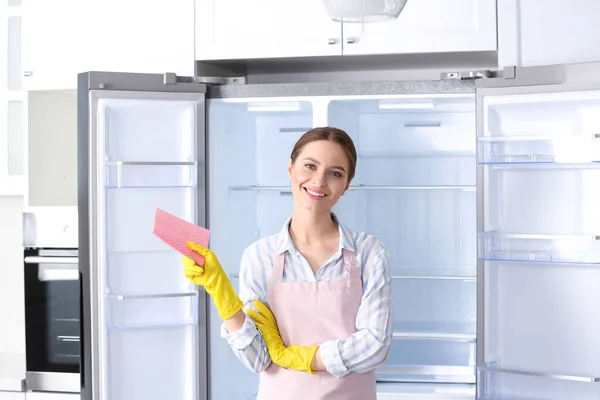 Evde Temiz Buzdolabının Yanında Bez Parçası Olan Bir Kadın Var — Stok fotoğraf