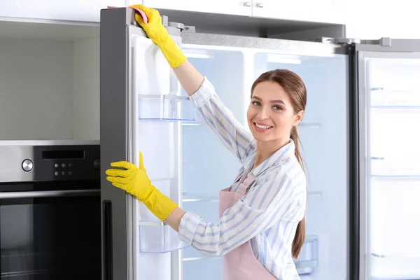 Kobieta Gumowych Rękawiczkach Sprzątanie Lodówki Domu — Zdjęcie stockowe