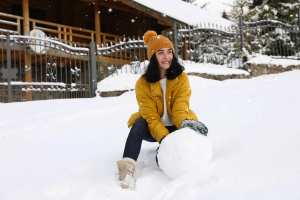 Mutlu Kadın Dışarıda Kardan Adam Için Top Yapıyor Kış Tatili — Stok fotoğraf