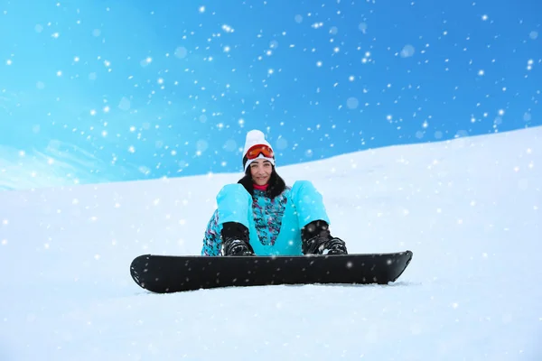 Jeune Femme Snowboard Sur Colline Station Montagne Vacances Hiver — Photo