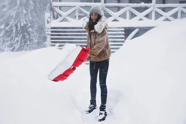 Mujer Joven Limpiando Nieve Con Pala Cerca Casa — Foto de Stock