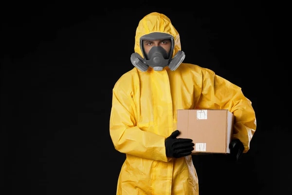 Homem Vestindo Terno Proteção Química Com Caixa Papelão Fundo Preto — Fotografia de Stock