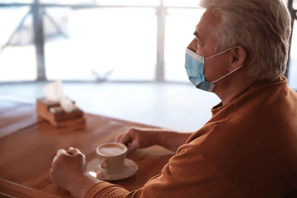 Старший Мужчина Медицинской Маске Кафе Защита Вирусов — стоковое фото