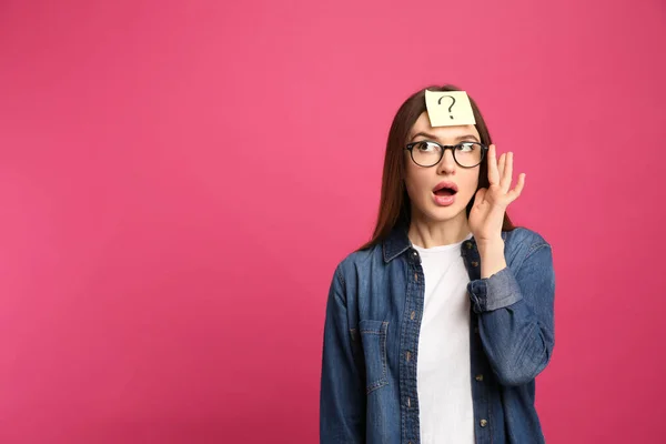 Emotionale Frau Mit Fragezeichen Aufkleber Auf Der Stirn Vor Rosa — Stockfoto