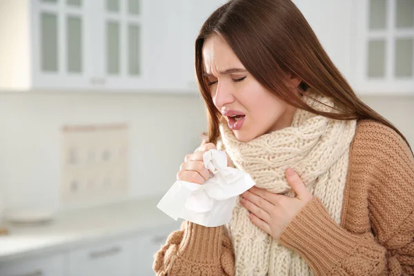 Kranke Junge Frau Hustet Hause Grippeviren — Stockfoto