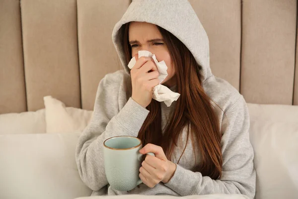Nemocná Mladá Žena Šálkem Horkého Nápoje Doma Posteli Virus Chřipky — Stock fotografie