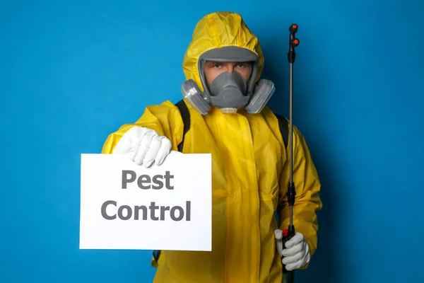 ชายท สวมช องก วยเคร องพ นยาฆ าแมลงถ Pest Control บนพ — ภาพถ่ายสต็อก