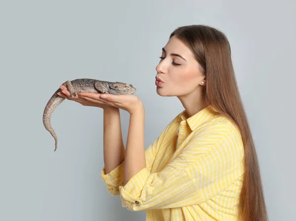 Gri Arka Planda Sakallı Kertenkele Tutan Kadın Egzotik Hayvan — Stok fotoğraf