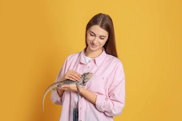 Frau Hält Bärtige Echse Auf Gelbem Hintergrund Exotisches Haustier — Stockfoto