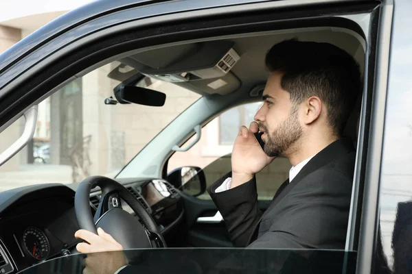 Jovem Bonito Falando Smartphone Enquanto Dirige Seu Carro — Fotografia de Stock