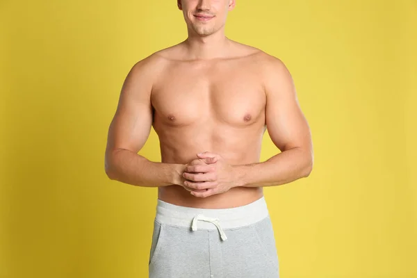 Hombre Con Cuerpo Sexy Sobre Fondo Amarillo Primer Plano — Foto de Stock
