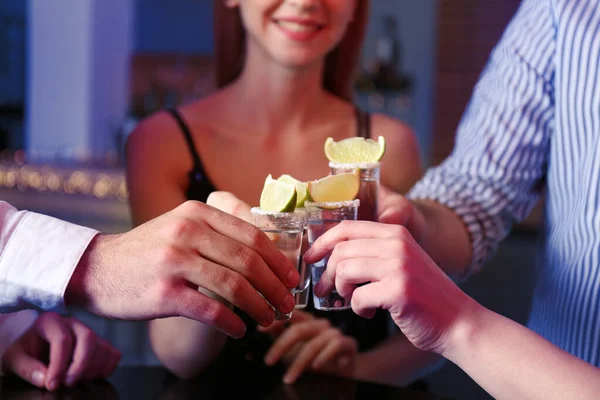Jovens Brindam Com Fotos Mexicanas Tequila Bar Close — Fotografia de Stock