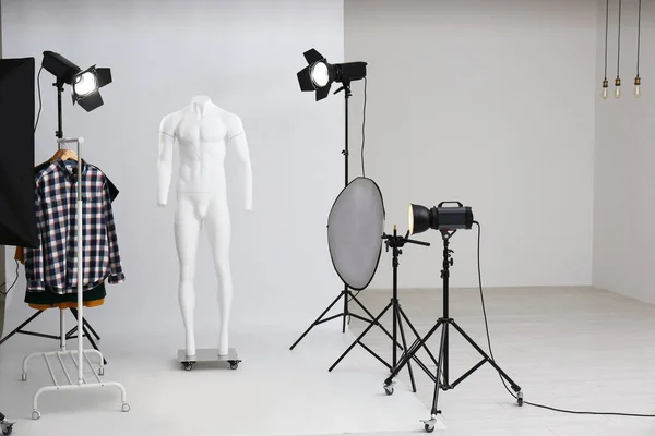 Maniquí Fantasma Estante Con Ropa Estudio Fotográfico Profesional — Foto de Stock