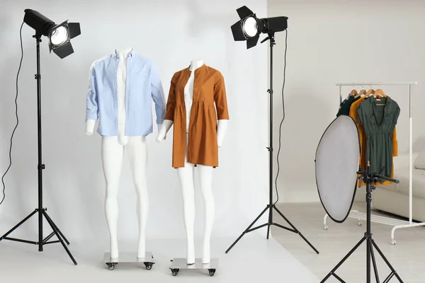 Maniquíes Fantasmas Con Ropa Moderna Estudio Fotográfico Profesional — Foto de Stock