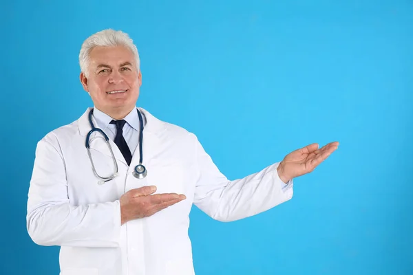 파란색 배경에 반대하는 의사의 — 스톡 사진