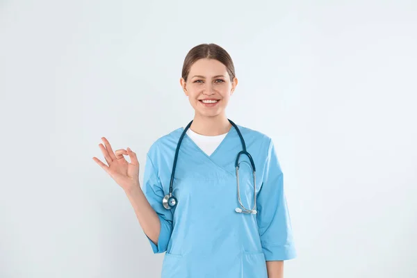 Jeune Médecin Avec Stéthoscope Sur Fond Clair — Photo