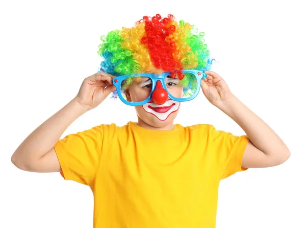 Preteen Garçon Avec Perruque Clown Lunettes Fête Sur Fond Blanc — Photo