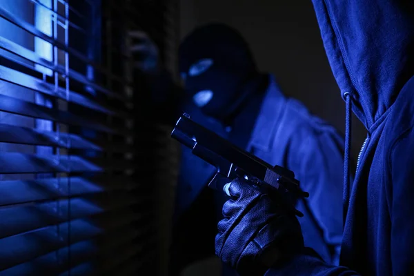 Criminosos Perigosos Com Arma Perto Janela Dentro Casa Close — Fotografia de Stock