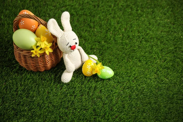 Coloridos Huevos Pascua Conejo Flores Narcisas Sobre Hierba Verde Espacio —  Fotos de Stock