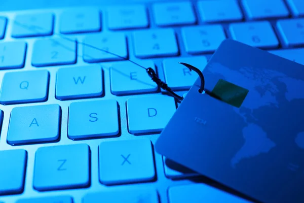 Angelhaken Mit Kreditkarte Und Computertastatur Nahaufnahme Cyberkriminalität — Stockfoto