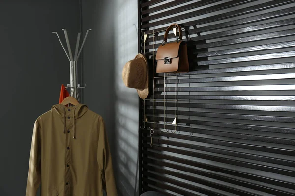 Modern koridorda giysi ve aksesuarlarla dolaş.