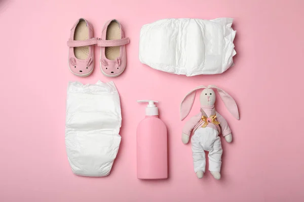 粉红背景的尿布和婴儿用品 — 图库照片