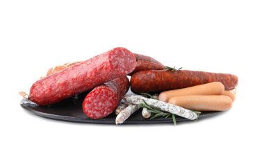 Beyaz üzerine izole edilmiş farklı lezzetli sosislerle dolu tahta tabaklar.