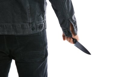 Beyaz arka planda bıçaklı adam, yakın plan. Tehlikeli suçlu.