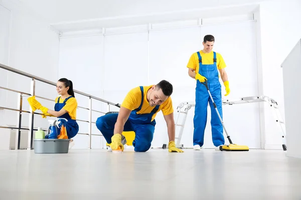 Equipe Zeladores Profissionais Sala Limpeza Após Renovação — Fotografia de Stock