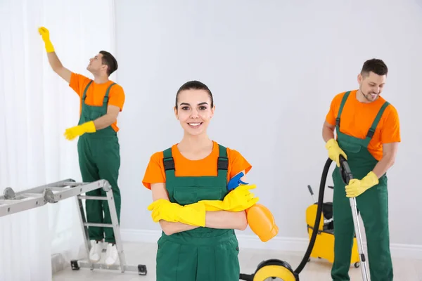 Equipe Zeladores Profissionais Sala Limpeza Após Renovação — Fotografia de Stock