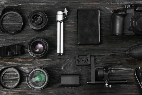 Platte Lay Compositie Met Camera Video Productie Apparatuur Zwart Houten — Stockfoto