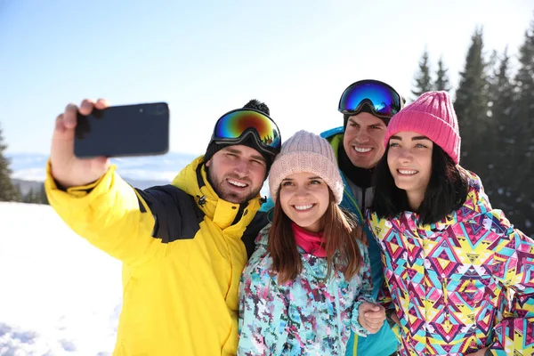 Groupe Amis Prenant Selfie Extérieur Vacances Hiver — Photo