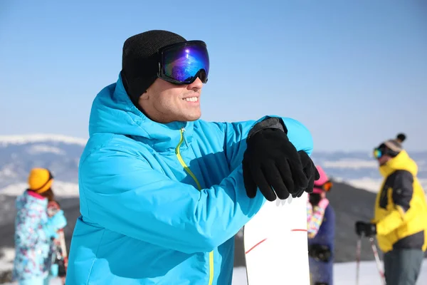 Людина Сноубордом Гірськолижному Курорті Зимові Канікули — стокове фото